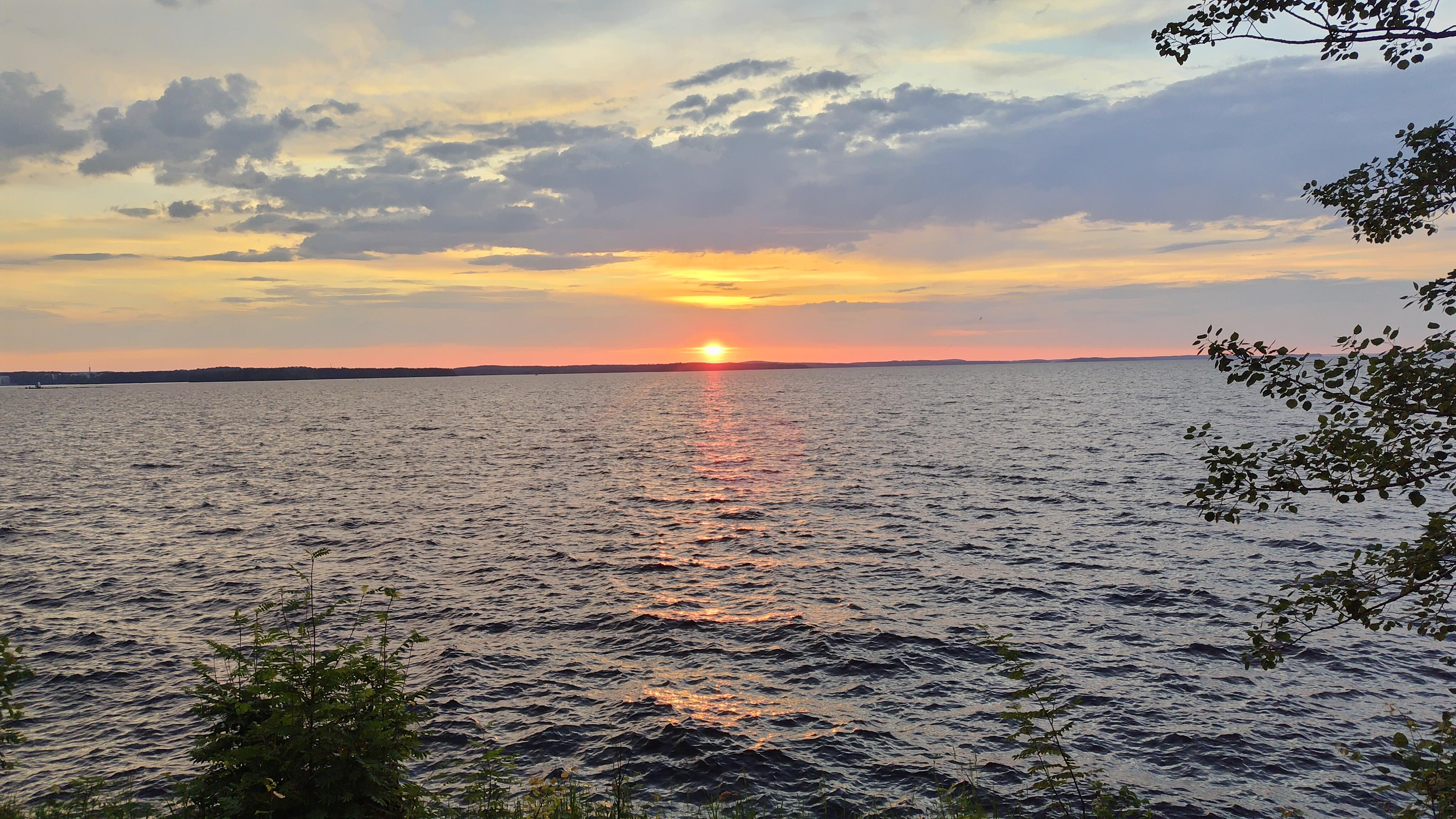 湖に沈む夕日