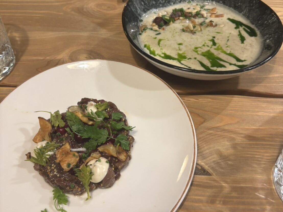 トナカイのタルタルと伝統的なスープです