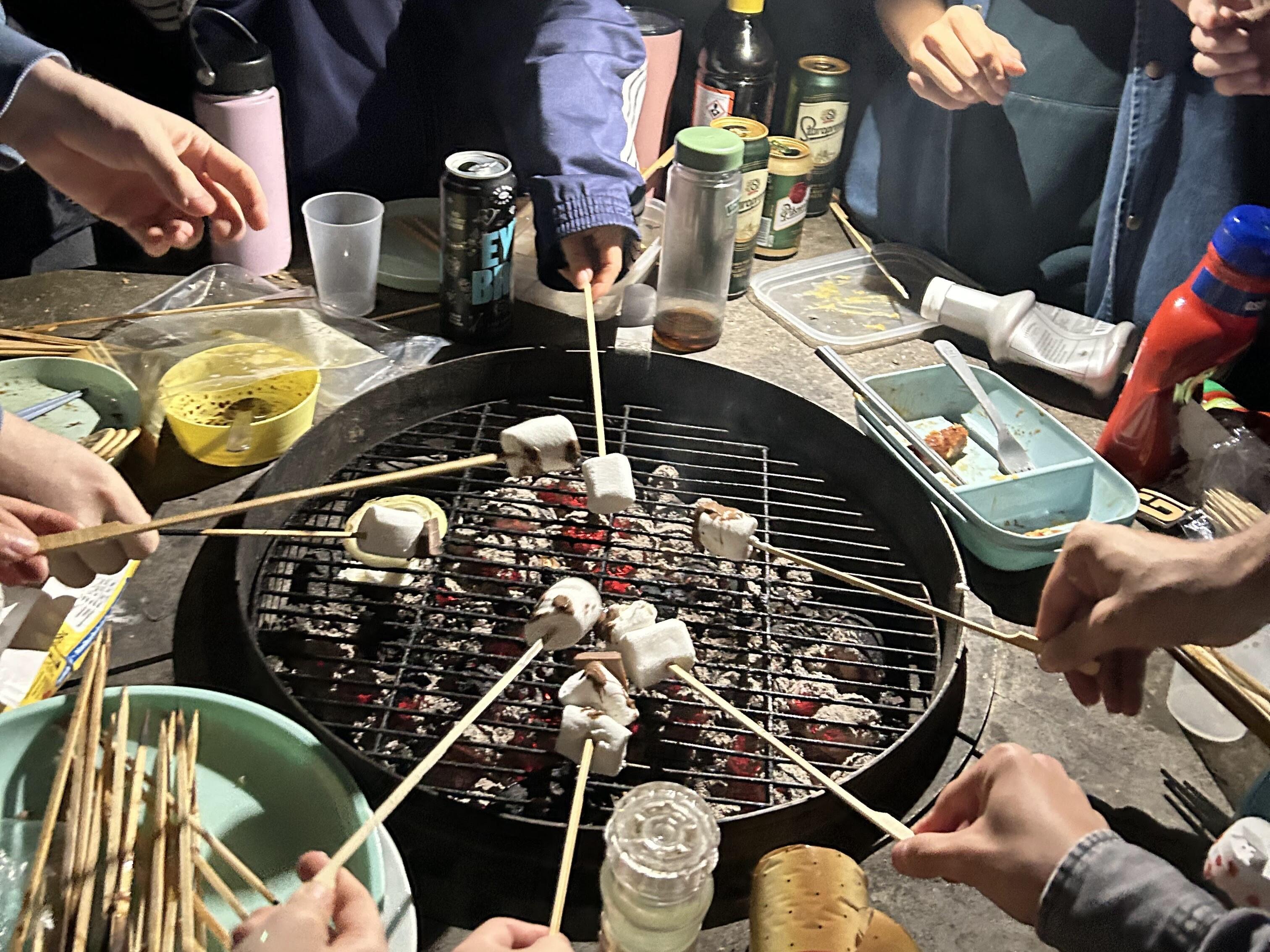 友人とバーベキューした様子