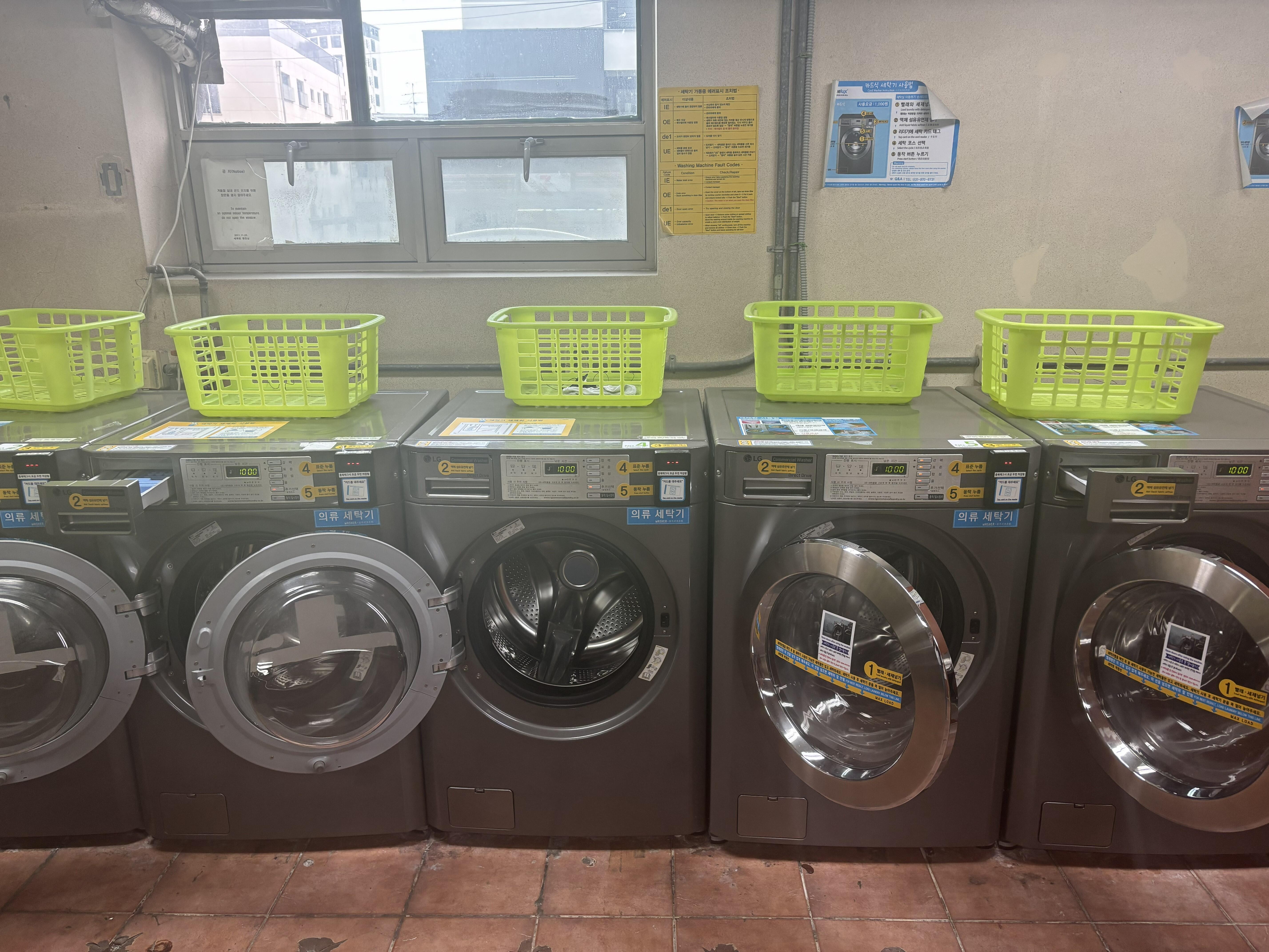 寮の洗濯室の様子