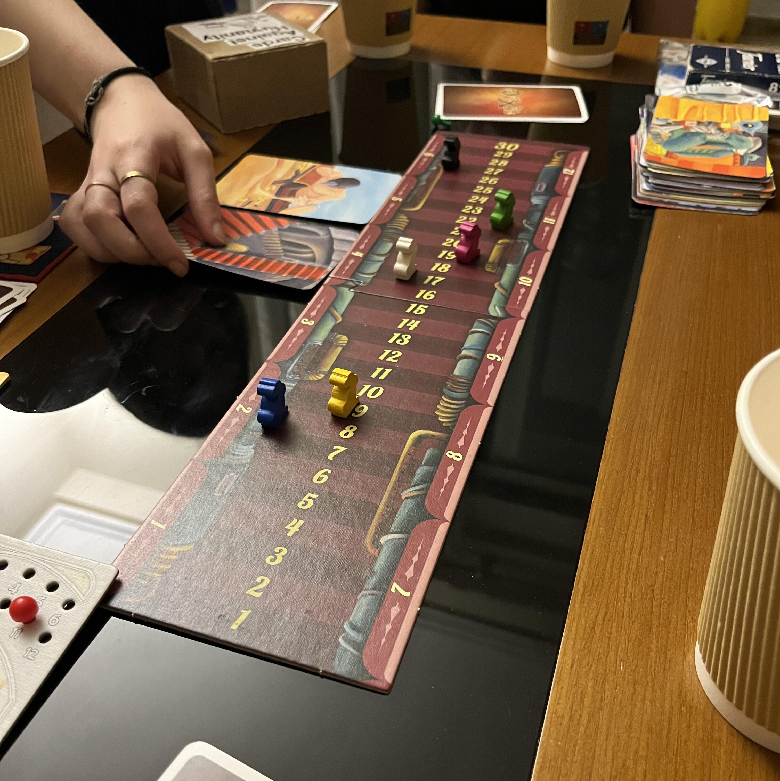 友人宅でボードゲームをしている様子